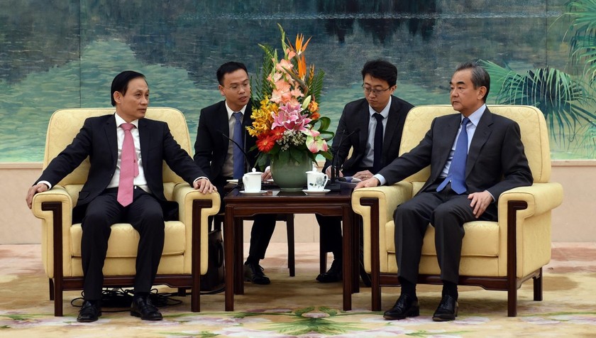 Thứ trưởng Lê Hoài Trung  hội kiến Bộ trưởng Ngoại giao Trung Quốc Vương Nghị. Ảnh: BNG