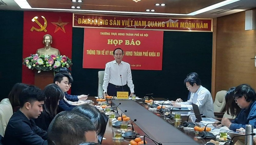 Phó Chủ tịch HĐND TP Hà Nội Nguyễn Ngọc Tuấn phát biểu tại họp báo.