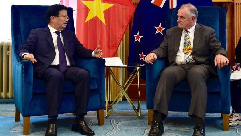 Phó Thủ tướng Trịnh Đình Dũng hội kiến Chủ tịch Quốc hội New Zealand Trevor Mallard. 