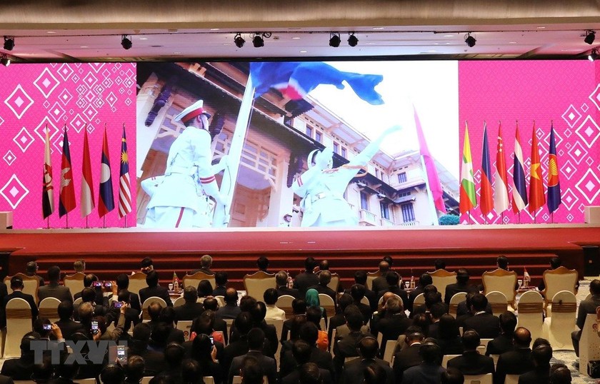 Trình chiếu video giới thiệu về Việt Nam tại lễ bàn giao chức Chủ tịch ASEAN năm 2020 cho Việt Nam. Ảnh: TTXVN