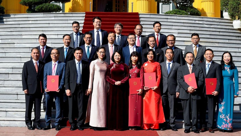 Phó Chủ tịch nước Đặng Thị Ngọc Thịnh chụp ảnh lưu niệm cùng các đại sứ mới được bổ nhiệm. Ảnh: Báo TG&VN.