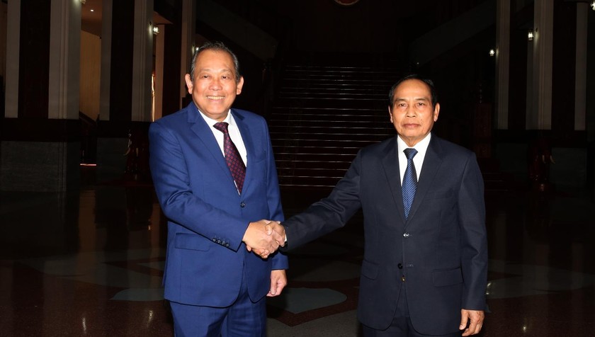 Phó Thủ tướng Thường trực Chính phủ Trương Hoà Bình và Phó Thủ tướng Lào Bounthong Chitmany. Ảnh: VGP.