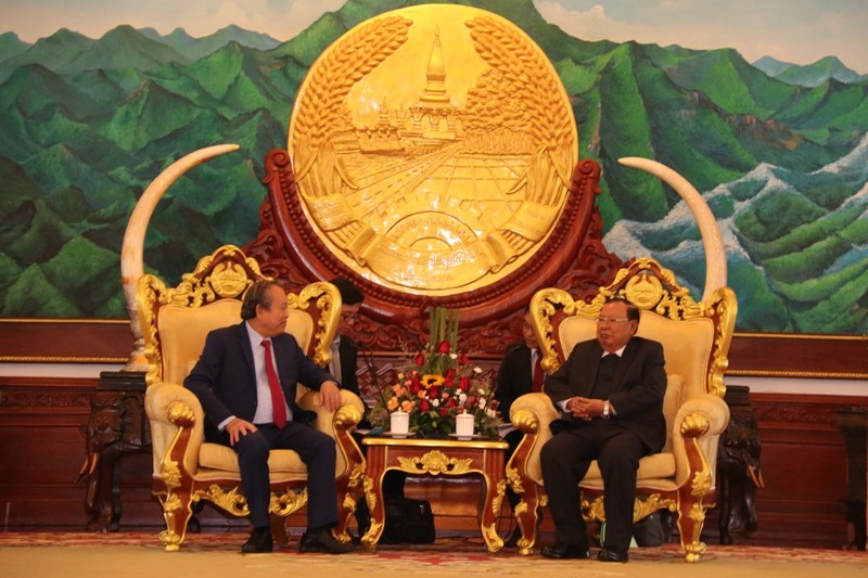 Phó Thủ tướng Chính phủ Trương Hòa Bình chào xã giao Tổng Bí thư, Chủ tịch nước Lào Bounnhang Vorachith. Ảnh: BNG