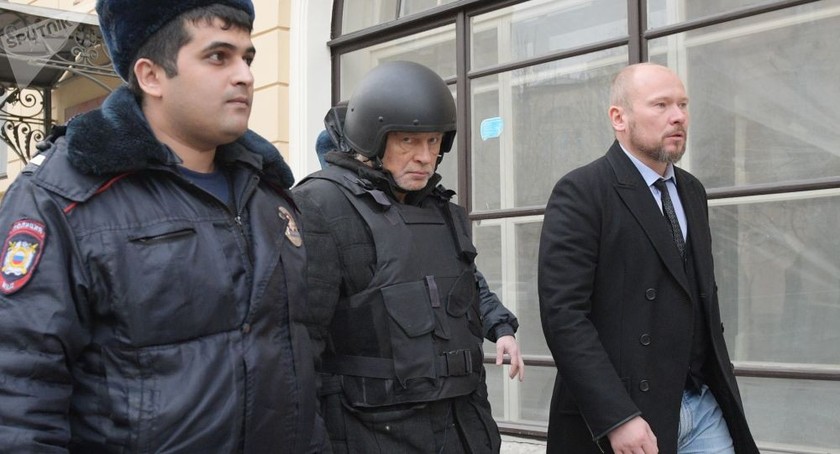 Nghi phạm Sokolov (giữa) tại buổi thực nghiệm hiện trường vụ án.
