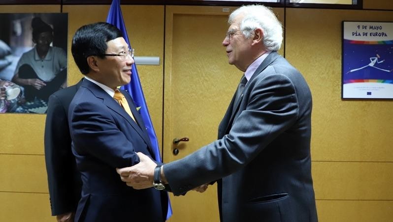 Phó Thủ tướng, Bộ trưởng Ngoại giao Phạm Bình Minh gặp Đại diện cấp cao về chính sách đối ngoại và an ninh EU kiêm Phó Chủ tịch Ủy ban châu Âu Josep Borrell. Ảnh: BNG