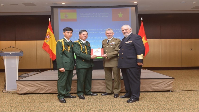Cơ quan Tùy viên quốc phòng trao tặng tượng trưng Sách trắng Quốc phòng Việt Nam cho đại diện Bộ Quốc phòng Tây Ban Nha.