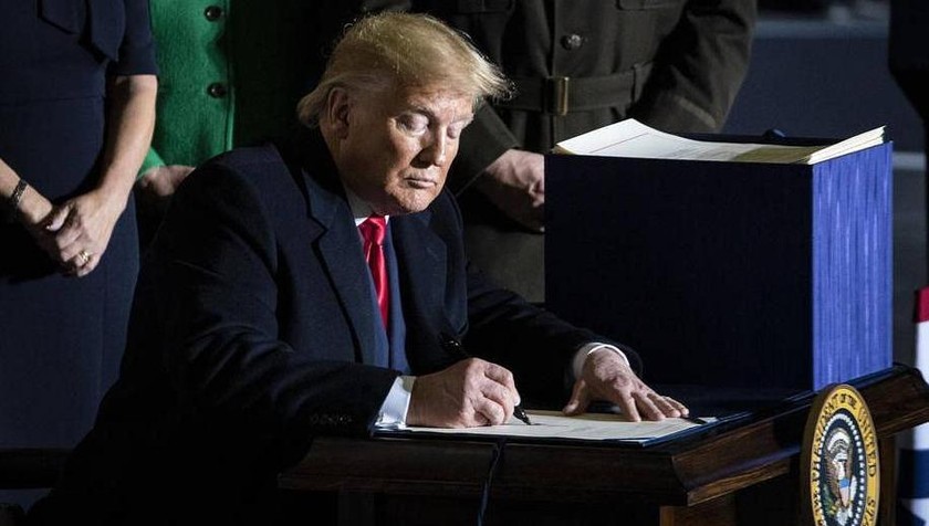 Tổng thống Donald Trump ký dự luật ngân sách quốc phòng mới của Mỹ.