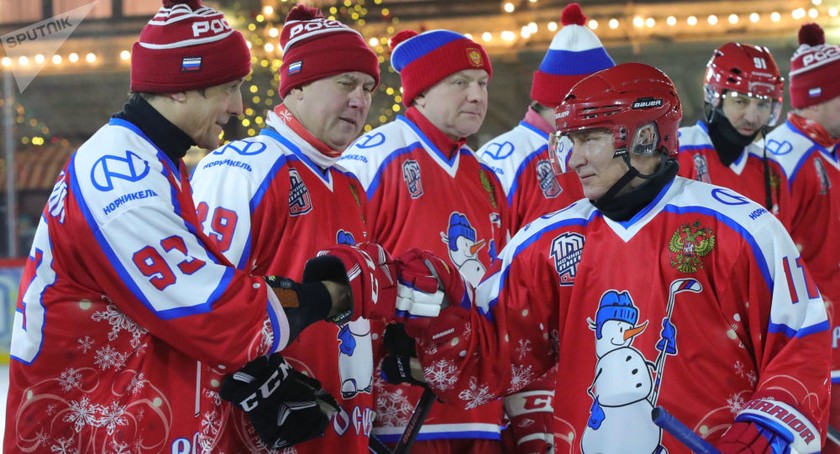 Tổng thống Nga Putin và các đồng đội tại trận đấu.