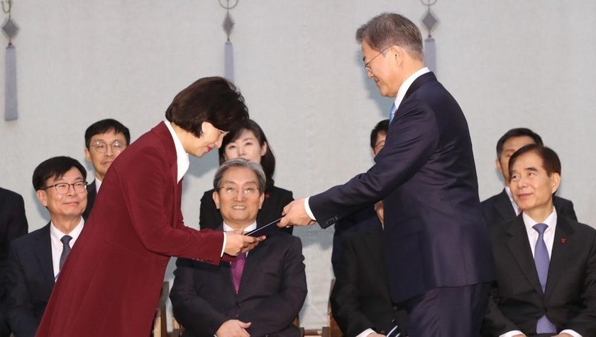 Tổng thống Hàn Quốc Moon Jae-in trao quyết định bổ nhiệm cho tân Bộ trưởng tư pháp Choo Mi-ae.