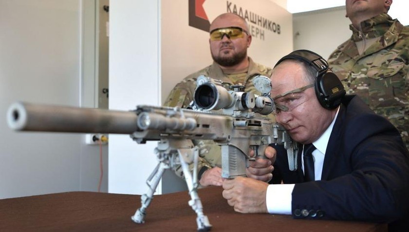 Tổng thống Nga Vladimir Putin thử loại súng mới.