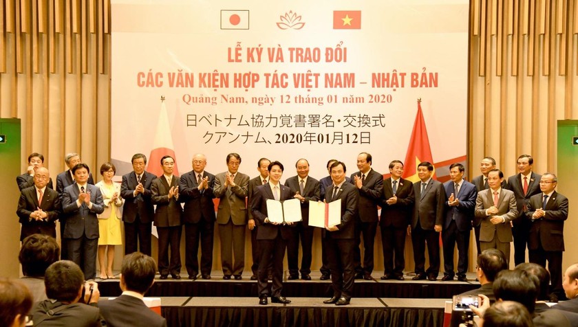 Thủ tướng và ông Nikai Toshihiro chứng kiến lễ ký và trao đổi 12 văn kiện/Bản ghi nhớ hợp tác giữa các Bộ, ngành, địa phương và doanh nghiệp hai nước.