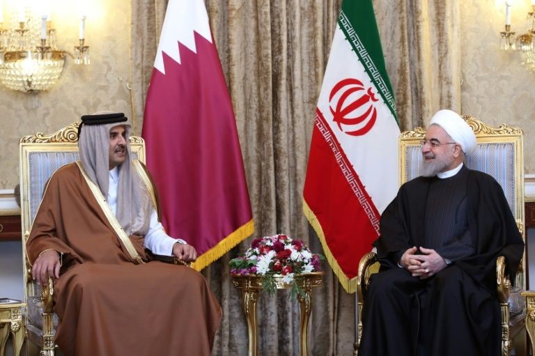Tổng thống Iran Hassan Rouhani gặp Quốc vương Qatar Sheikh Tamim bin Hamad al-Thani tại Tehran.