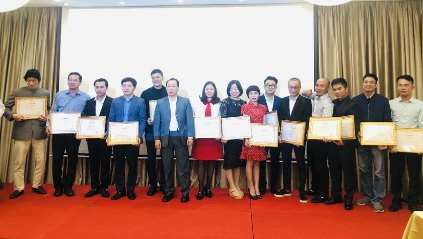 Lãnh đạo Báo Pháp luật Việt Nam cũng đã trao các danh hiệu thi đua cho các tập thể và cá nhân đã có thành tích xuất sắc trong công tác năm 2019.