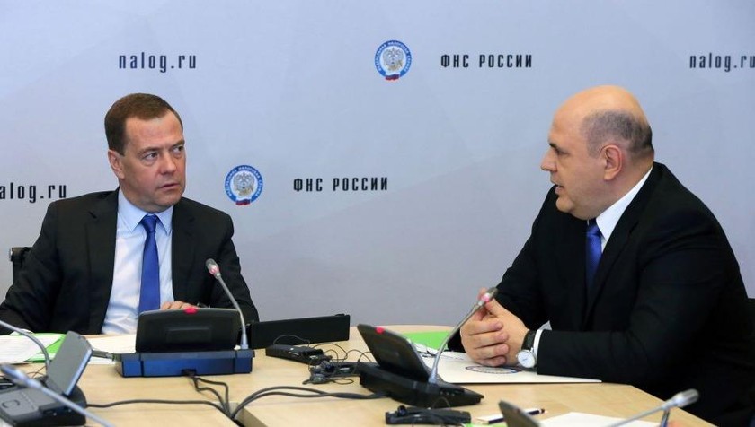 Ông Medvedev (bên trái) và ông Mishustin.