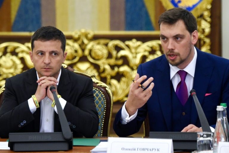 Tổng thống Ukraine (bên trái) và Thủ tướng Goncharuk.
