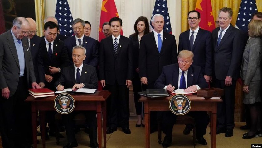 Phó Thủ tướng Trung Quốc Lưu Hạc và Tổng thống Mỹ Donald Trump ký thỏa thuận thương mại “giai đoạn 1” tại Nhà Trắng ngày 15/1.