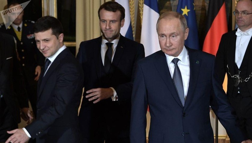 Tổng thống Ukraine Vladimir Zelensky (ngoài cùng bên trái) và người đồng cấp Nga Putin tại hội nghị thượng đỉnh nhóm Bộ tứ Normandy hồi năm ngoái