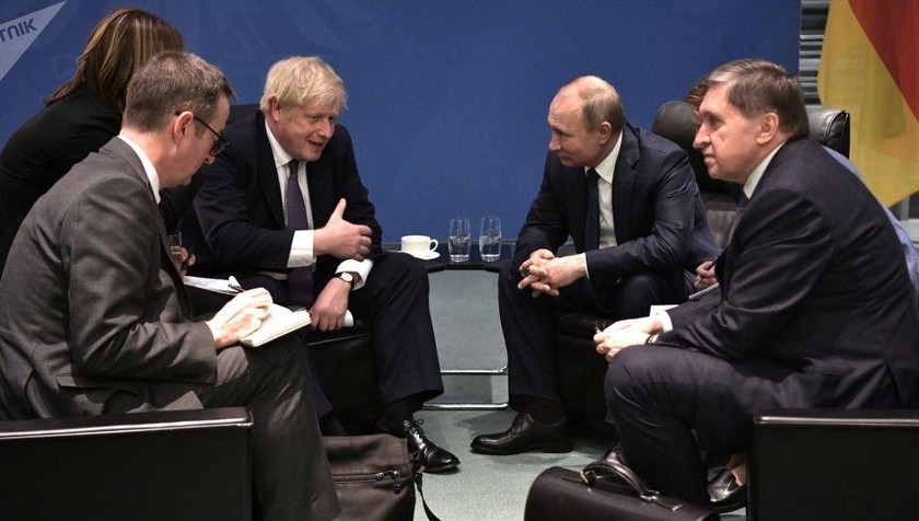 Tổng thống Nga Vladimir Putin và Thủ tướng Anh Boris Johnson gặp nhau bên lề hội nghị về Libya tại Đức.