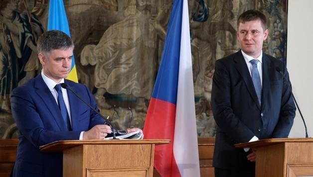 Bộ trưởng Ngoại giao Ukraine Vadym Prystaiko (bên trái) tại họp báo sau hội đàm với Bộ trưởng ngoại giao Séc Tomas Petricek.
