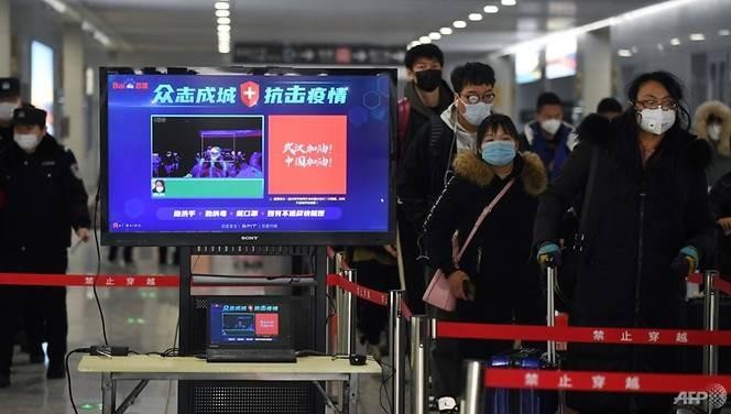 Hành khách đi qua máy kiểm tra thân nhiệt tại Trung Quốc.