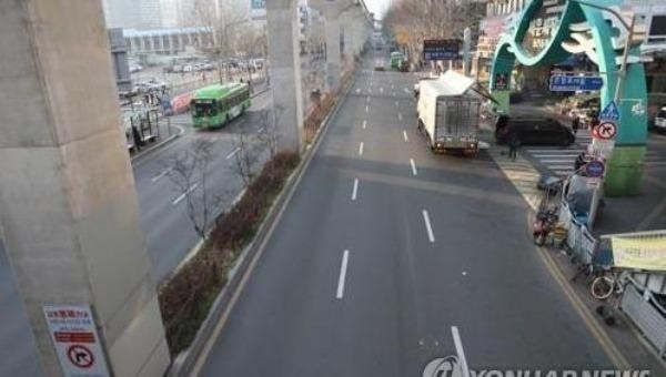Đường phố tại thành phố Daegu (Hàn Quốc) vắng vẻ sau khi số ca nhiễm COVID-19 tăng mạnh trong ngày 21/2.