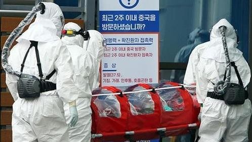 Một bệnh nhân Covid-19 được đưa đến bệnh viện tại TP Chuncheon, Hàn Quốc.

