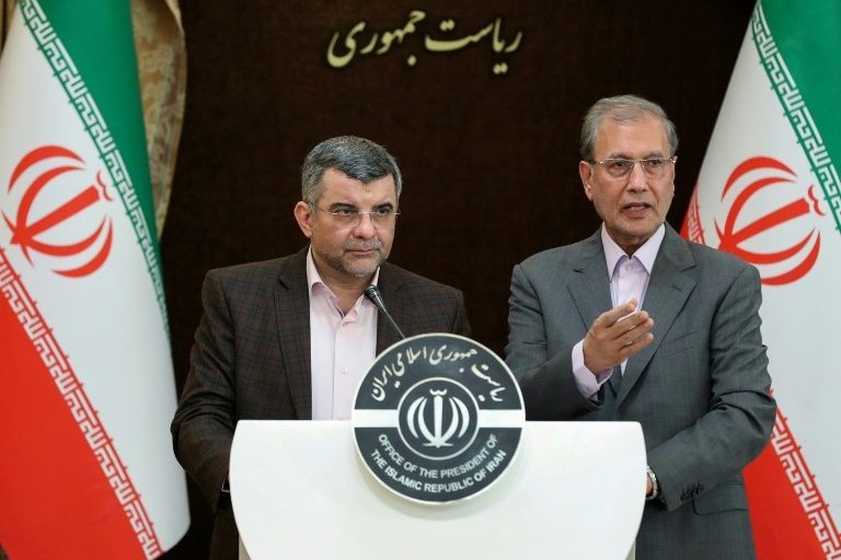 Thứ trưởng Bộ Y tế Iran Iraj Harirchi (bên trái).