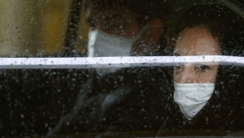 Một người Iran đeo khẩu trang để phòng lây nhiễm virus.