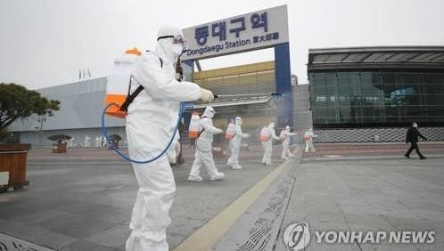 Phun khử trùng phòng dịch ở thành phố Daegu.