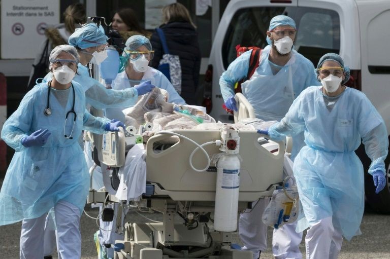 Các nhân viên y tế Pháp tích cực điều trị cho người bệnh