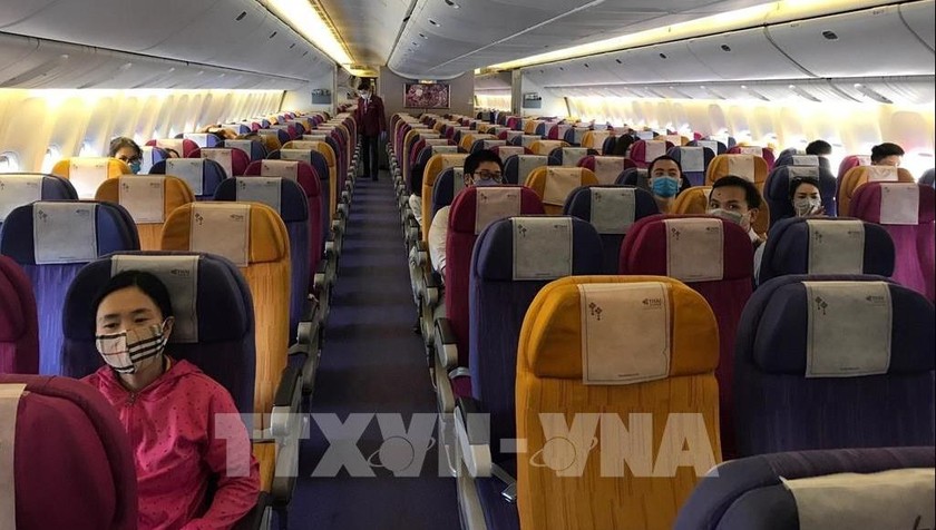 Công dân Việt Nam trên máy bay của Thai Airways để về nước. Ảnh: TTXVN