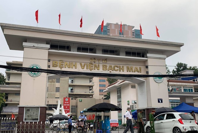 Cổng Bệnh viện Bạch Mai