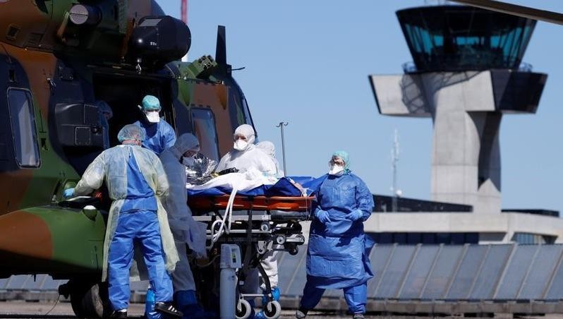 Nhân viên y tế vận chuyển bệnh nhân đi điều trị tại Pháp.