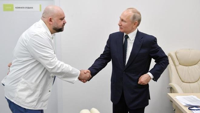 Bác sỹ Denis Protsenko bắt tay Tổng thống Nga Putin.