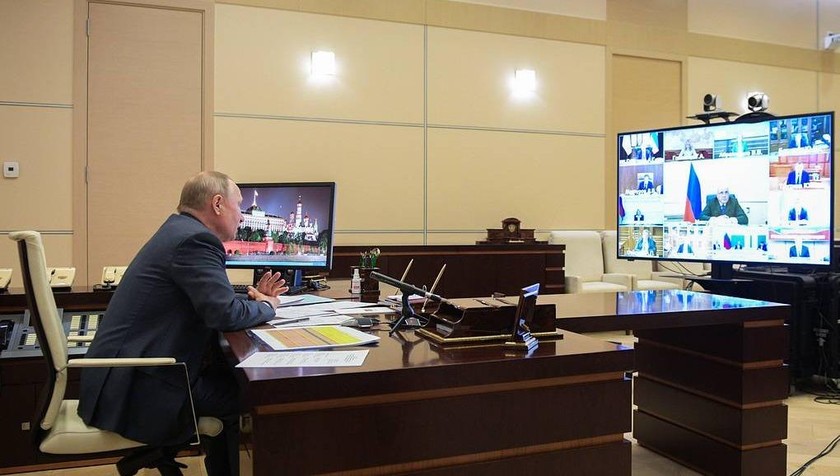 Tổng thống Nga Vladimir Putin tham gia một cuộc họp trực tuyến.