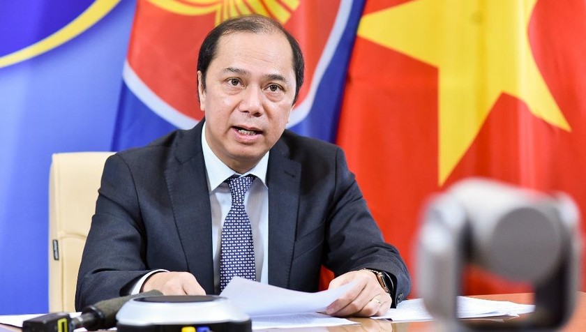 Thứ trưởng Bộ Ngoại giao Nguyễn Quốc Dũng thông tin tại họp báo.