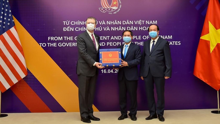 Lễ trao tặng vật tư y tế của Chính phủ và nhân dân Việt Nam hỗ trợ Chính phủ, nhân dân Mỹ.