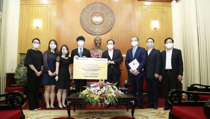 Chủ tịch Ủy ban Trung ương MTTQ Việt Nam Trần Thanh Mẫn tiếp nhận khoản viện trợ của Tập đoàn Sunwah. Ảnh: Baoquocte