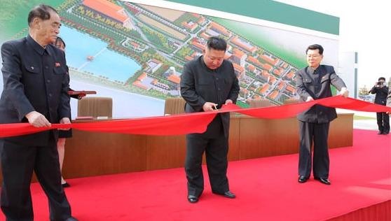 Ông Kim Jong-un cắt băng khánh thành nhà máy.