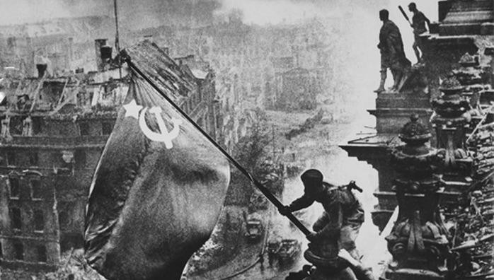 Hồng quân Liên Xô cắm lá cờ chiến thắng vào ngày 30/4/1945 trên Tòa nhà Quốc hội Đức ở Berlin. (Ảnh Tư liệu)