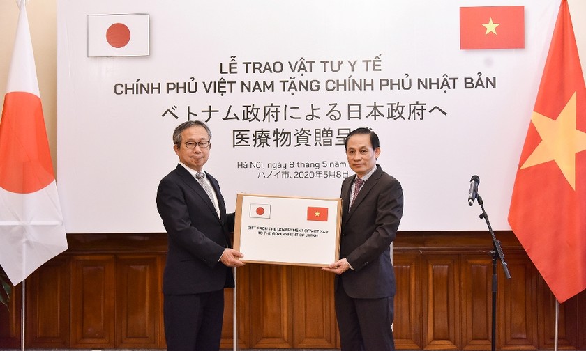 Hình ảnh tại buổi lễ trao tượng trưng 140.000 khẩu trang y tế của Việt Nam cho Nhật Bản