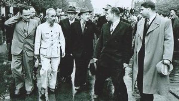 Chủ tịch Hồ Chí Minh trong một chuyến thăm Pháp (Ảnh: Báo tư liệu)