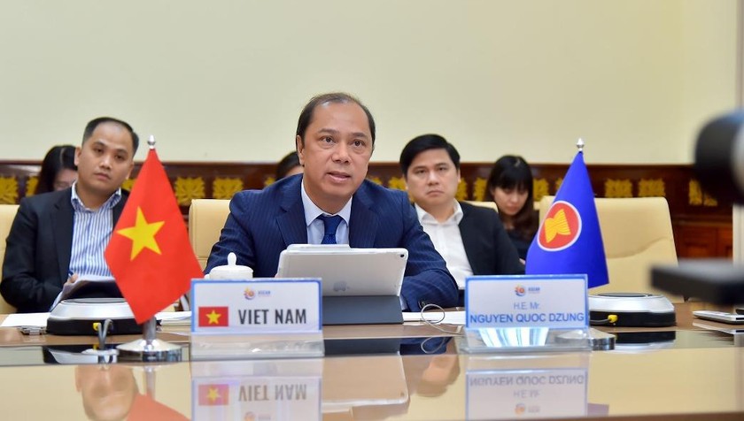 Thứ trưởng Nguyễn Quốc Dũng dự cuộc họp.