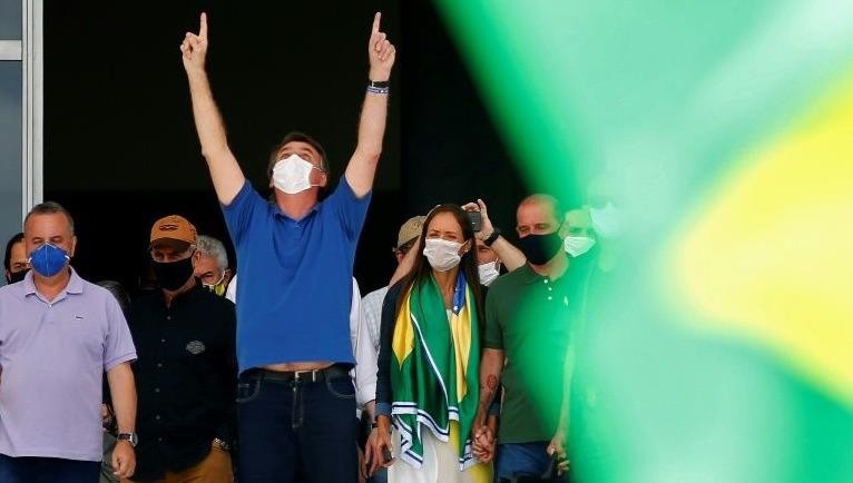 Tổng thống Brazil Jair Bolsonaro (giữa) đang đối mặt nhiều chỉ trích về cách ứng phó với dịch bệnh.