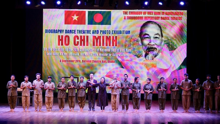 Đạo diễn và các nghệ sỹ Bangladesh bắt nhịp Bài ca Hồ Chí Minh.