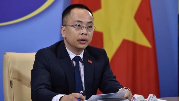 Phó Phát ngôn Bộ Ngoại giao Đoàn Khắc Việt tại họp báo.