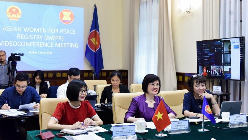 Các đại diện Việt Nam dự cuộc họp.