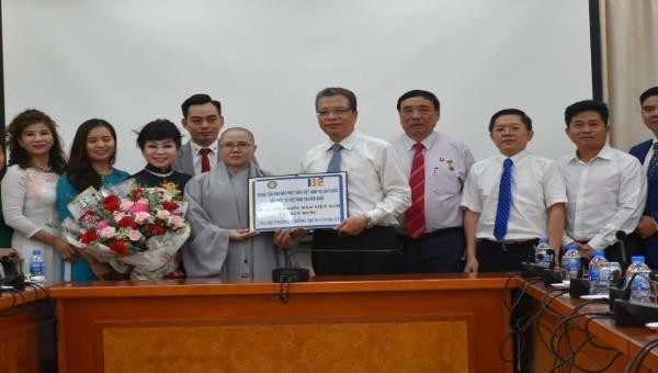 Ủy ban Nhà nước về người Việt Nam tiếp nhận vật tư y tế hỗ trợ kiều bào Việt Nam tại Hàn Quốc chống dịch Covid-19.