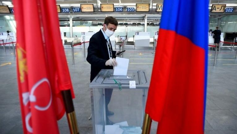 Một cử tri Nga đi bỏ phiếu ngày 25/6.