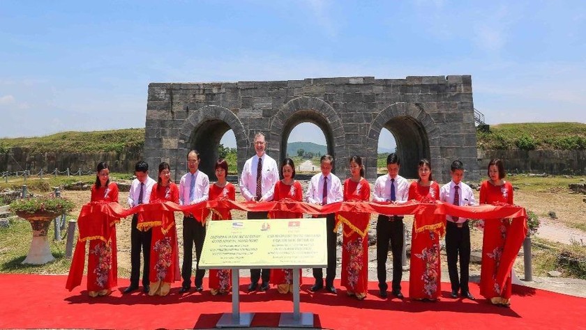 Khánh thành dự án Tu sửa mái vòm và Bảo tồn cổng thành phía Nam của Thành nhà Hồ do Quỹ Bảo tồn Văn hóa của Đại sứ Mỹ tài trợ.